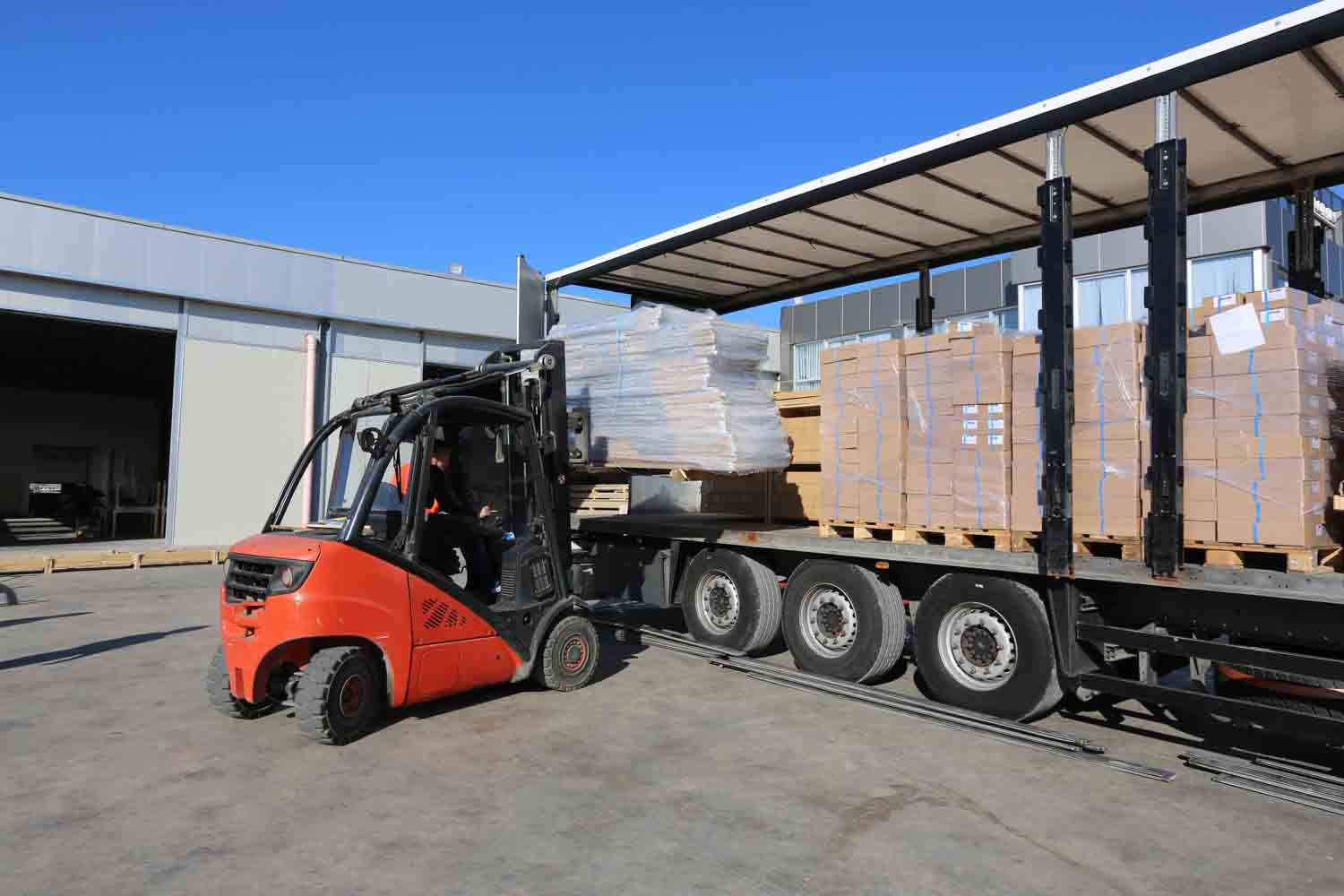 3 Aluminium products truck loading